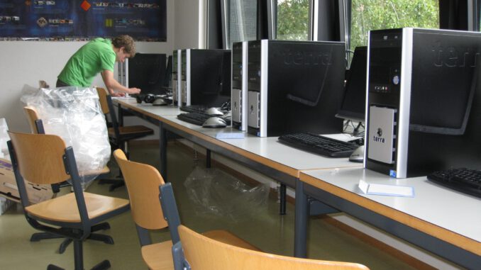 Mitglieder der Netzwerk-AG am Klettgau-Gymnasium testen die neuen Rechner im Sommer 2009 (Foto: Martin Dühning)