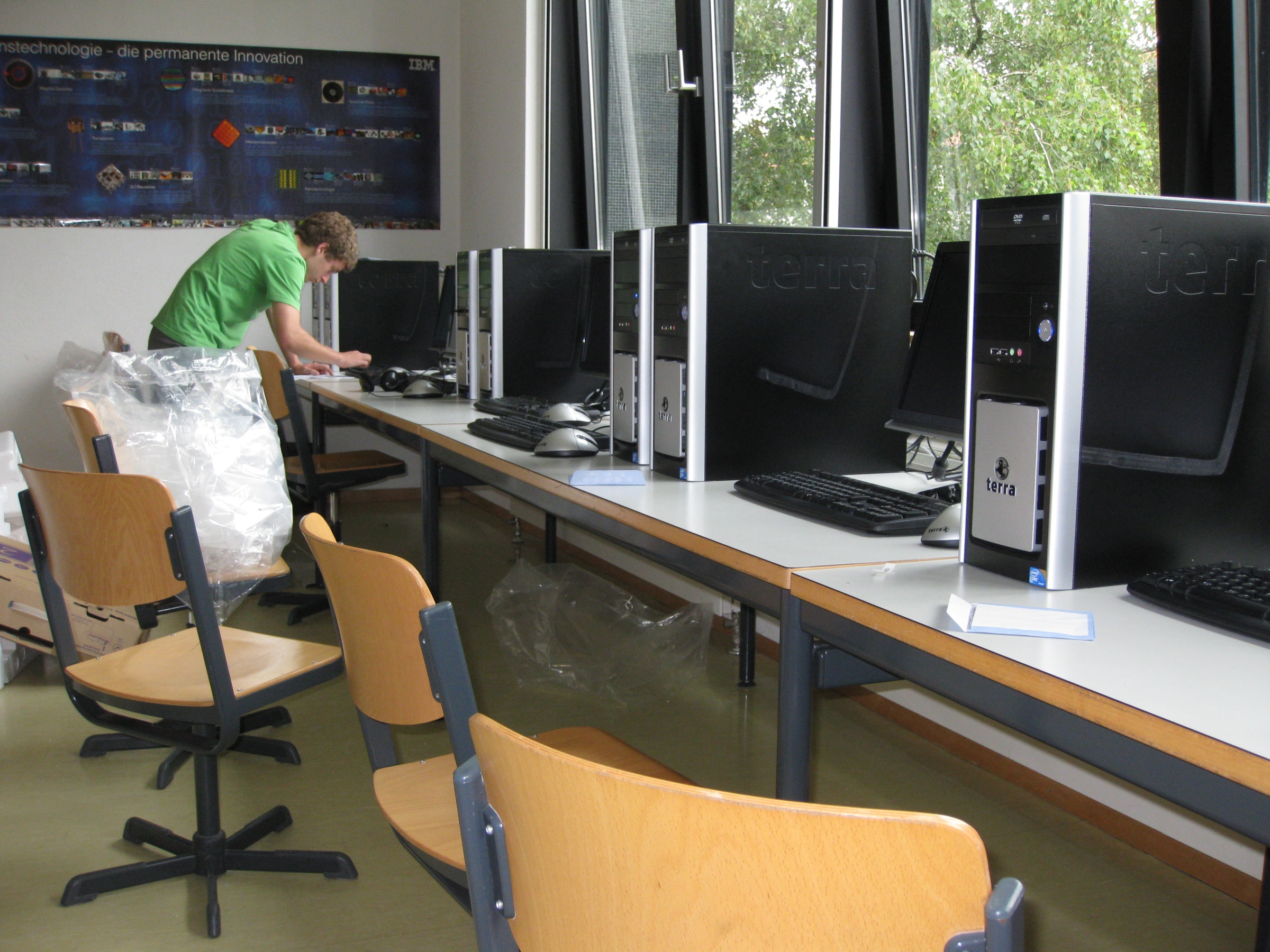 Mitglieder der Netzwerk-AG am Klettgau-Gymnasium testen die neuen Rechner im Sommer 2009 (Foto: Martin Dühning)