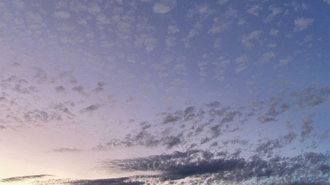 Spektraler Sonnenuntergangshimmel im Schäfchenwölkchenmeer (Foto: Martin Dühning)