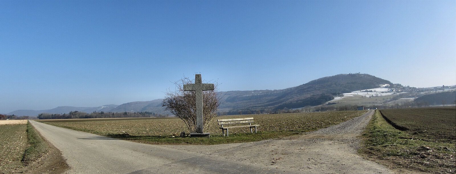 Wegkreuz am 3. März 2013 - der Klettgauhimmel war nach langer Zeit mal wieder blau, doch es blieb noch eisig kalt.