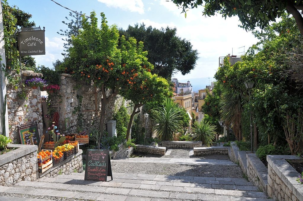 Die Altstadt von Taormina könnte dem Bilderrausch eines Vedutenmalers ensprungen sein, nur existiert es wirklich und wenn man Treppchen und kleine, verschlungene Gassen nicht scheut, ist es einer der schönsten Orte. (Foto: Martin Dühning)