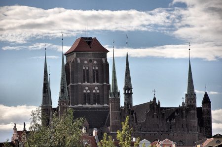 Blick auf die Marienkirche von einer Grünfläche aus (Foto: Martin Dühning)
