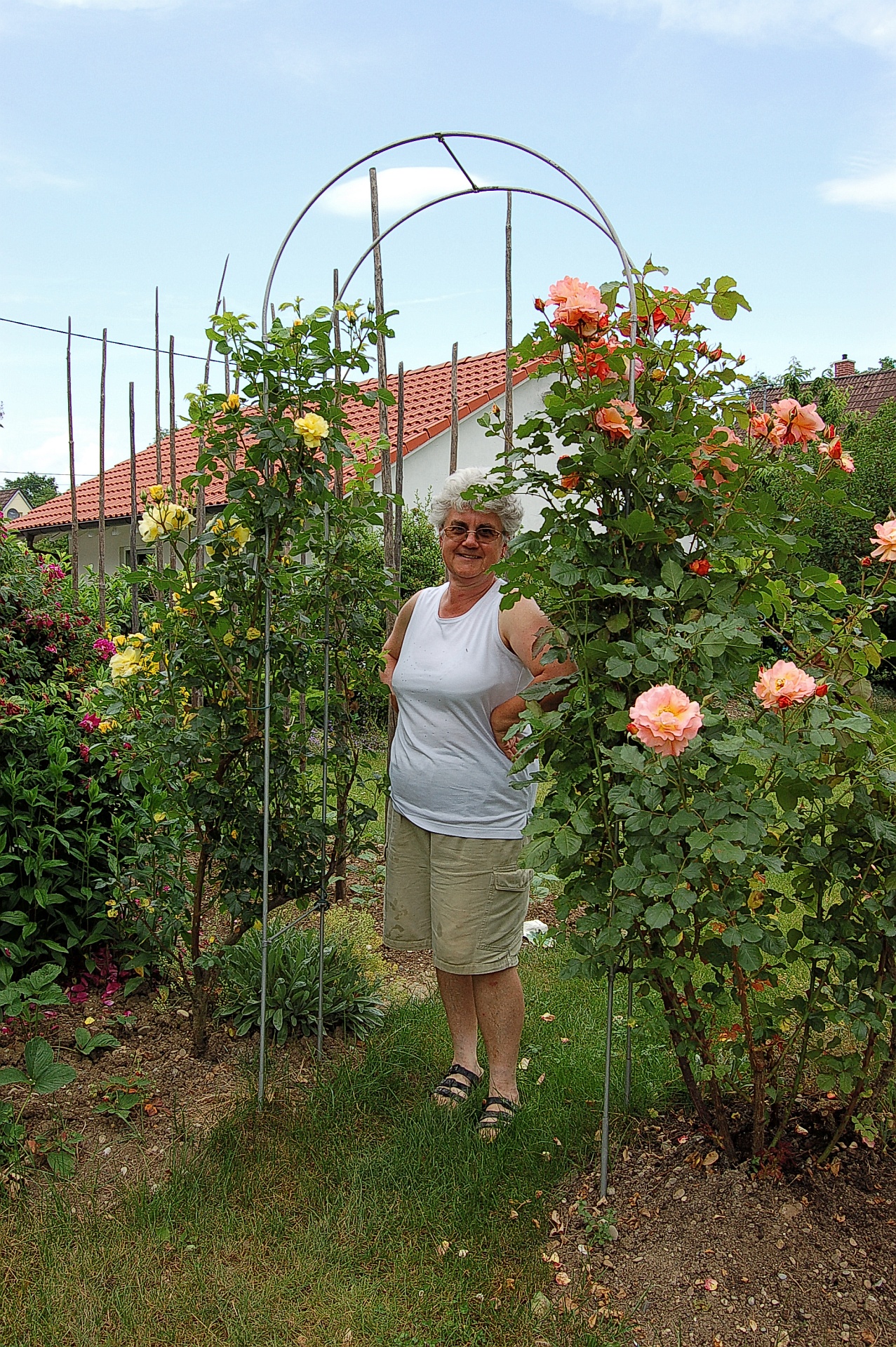 Ursula Dühning in ihrem geliebten Blumengarten Ende Juni 2006 (Foto: Martin Dühning)