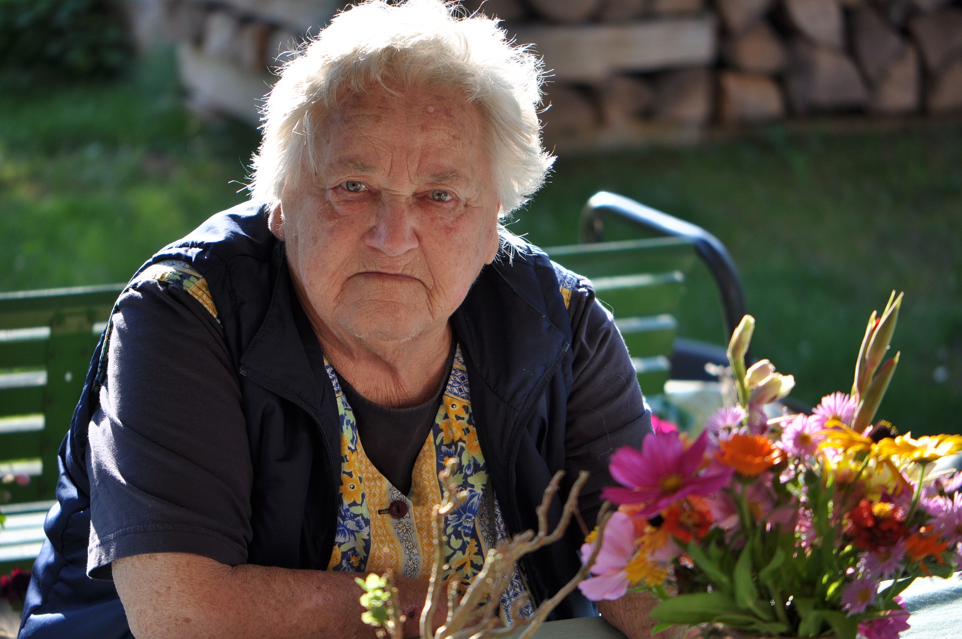 Meine Oma Sophie Jester mit Blumen aus unserem Garten (Foto: Martin Dühning)