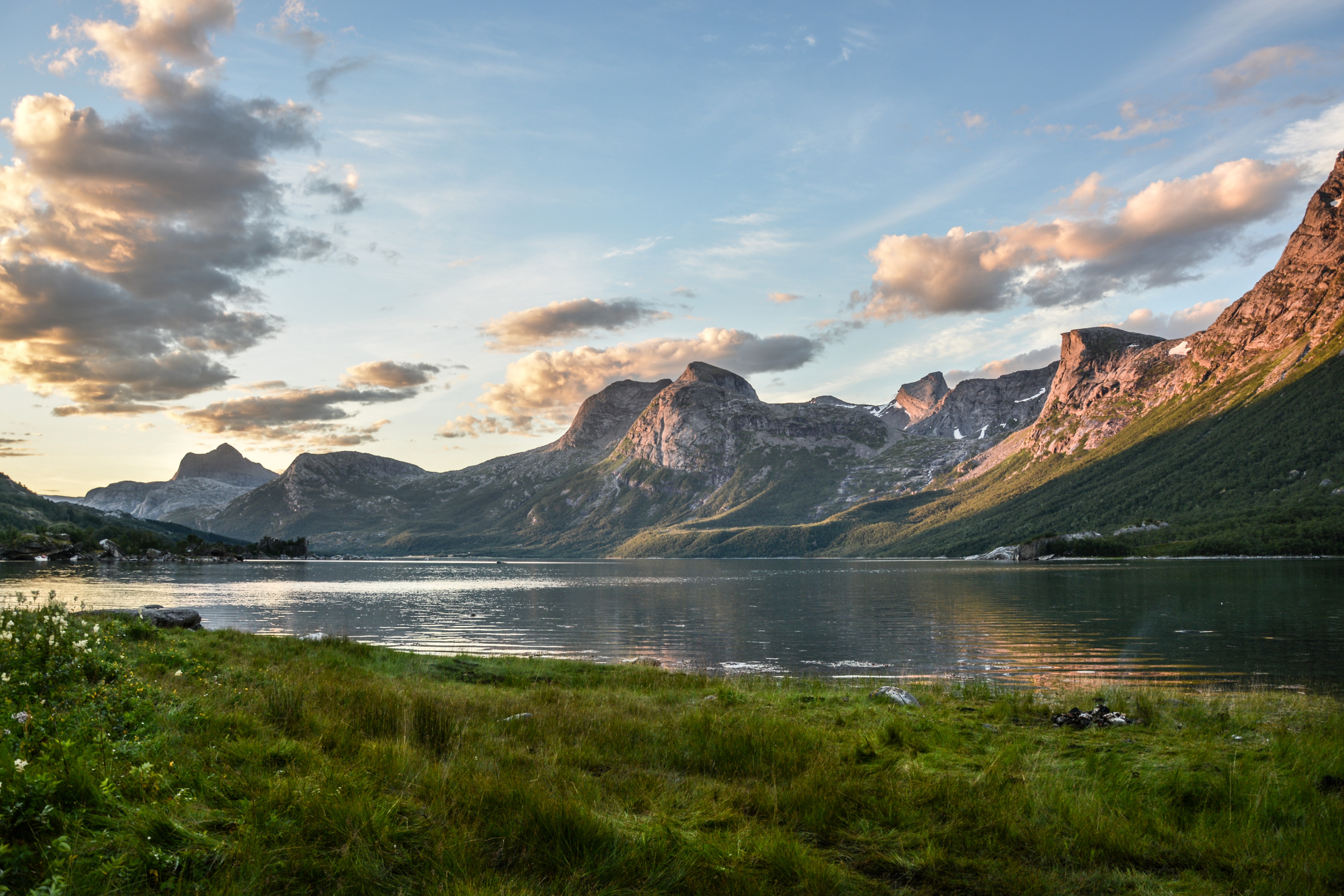 Nordischer Fjord in der Dämmerung (Foto: Monicore über Pexels)