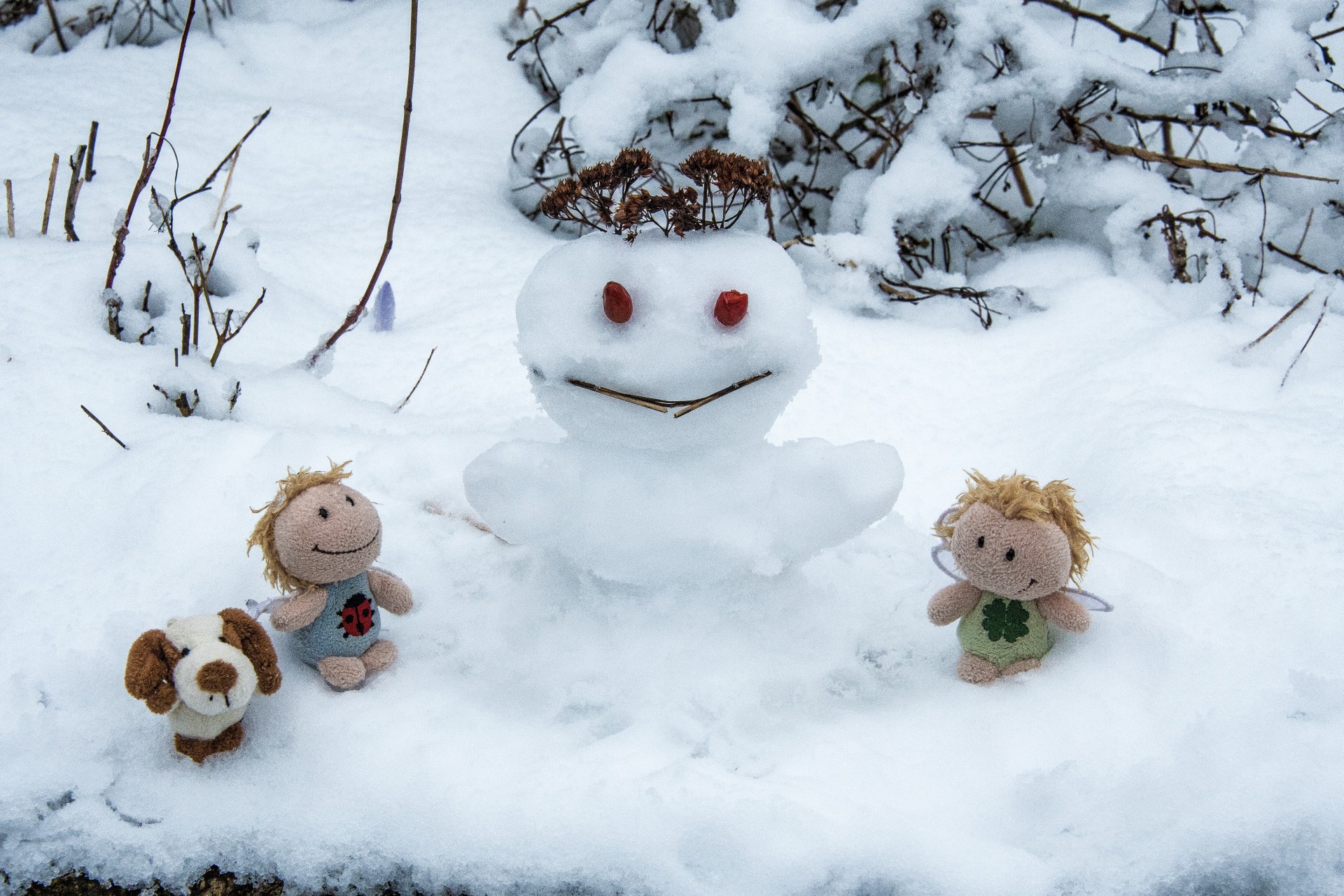 Kara und Luisa haben eine Schneefee gebaut (Foto: Martin Dühning)