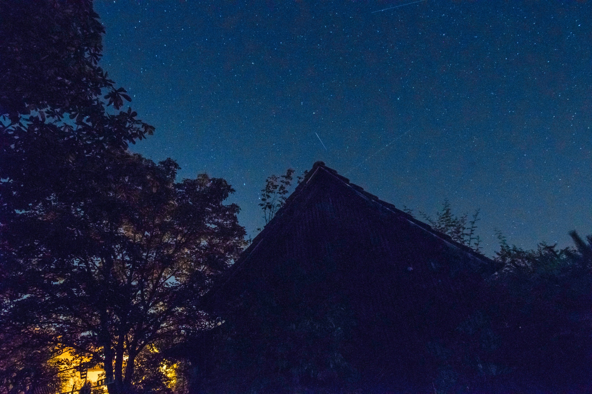 Sternschnuppen über Urgroßvaters Schuppen in meinem Garten in Oberlauchringen, 2021 (Foto: Martin Dühning)