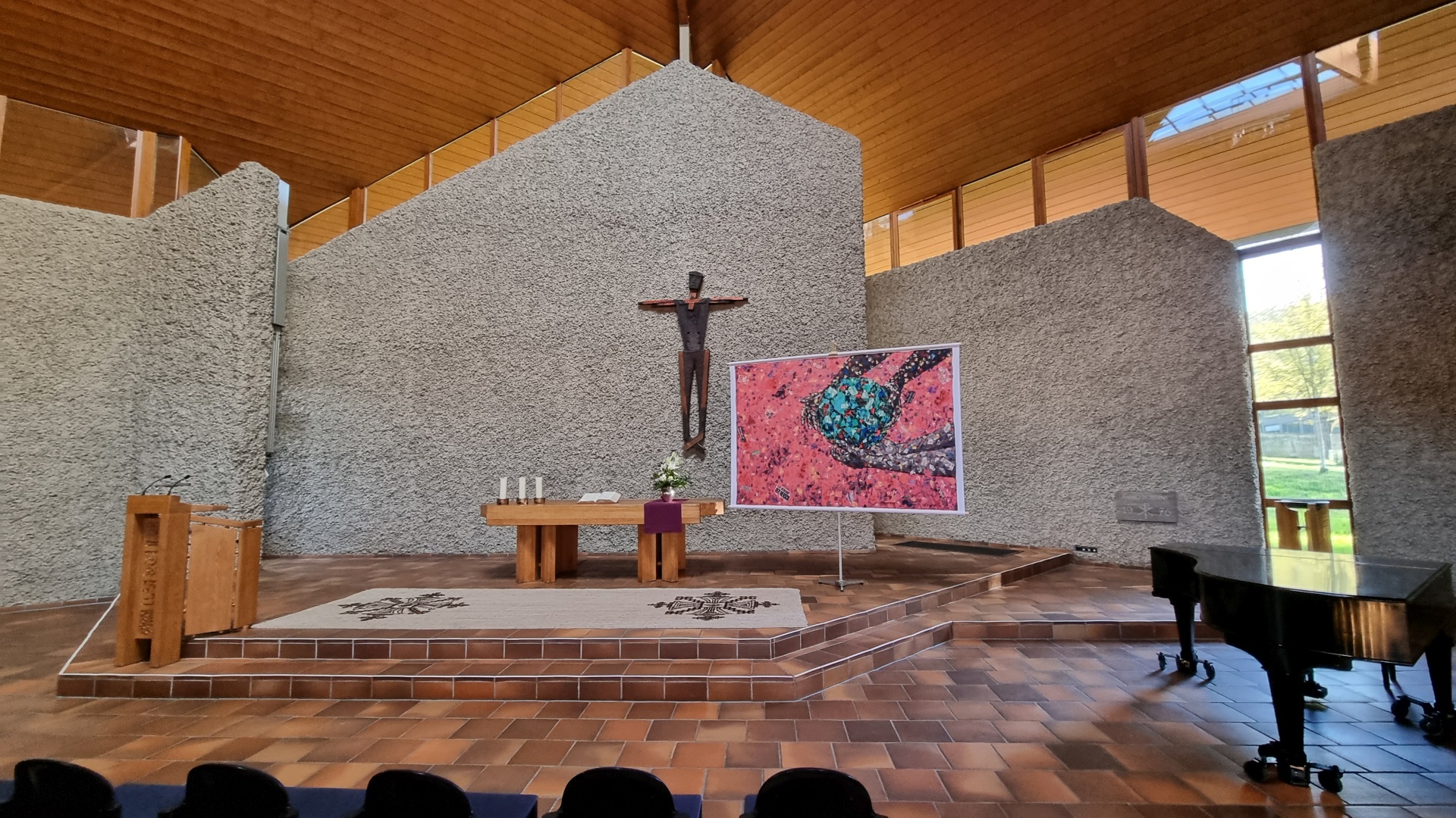 Altarraum beim Ostergottesdienst des Hochrhein-Gymnasiums in der Versöhnungskirche Waldshut (Foto: Martin Dühning)