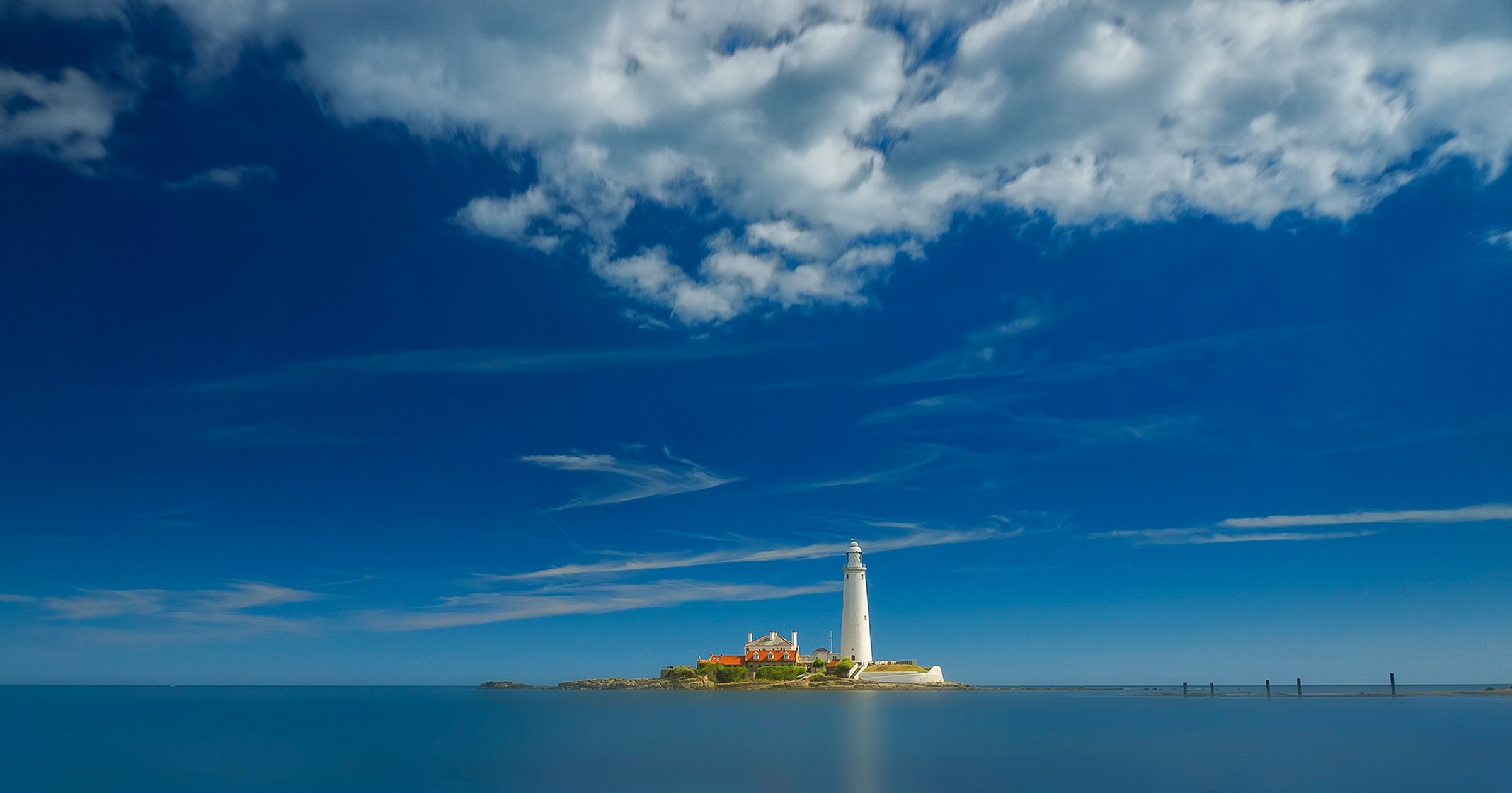 Sommerlicher Leuchtturm (Foto: Ray Bilcliff via Pexels)