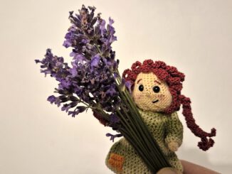 Pina präsentiert ihre Lavendelernte (Foto: Martin Dühning)