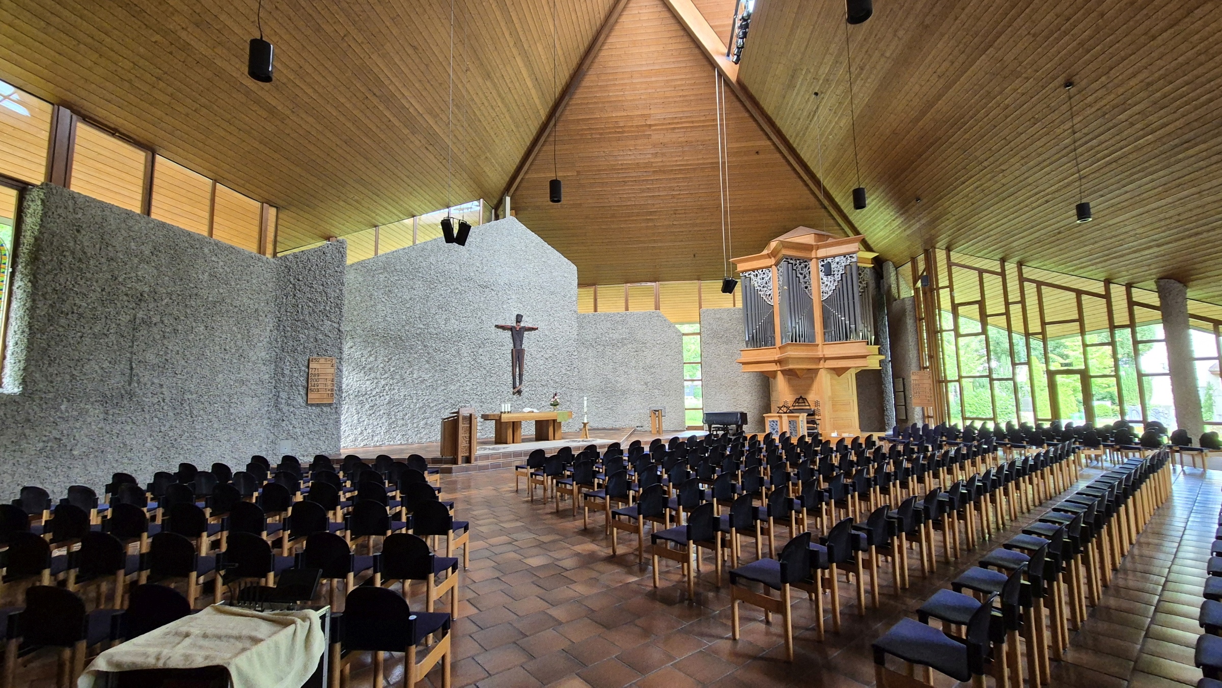 Die Versöhnungskirche Waldshut nach dem Abiturgottesdienst 2024 (Foto: Martin Dühning)