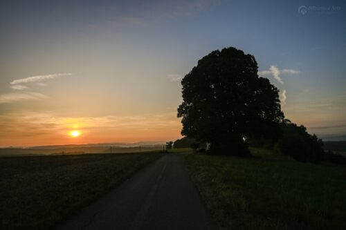 Die Kapelle von Baltersweil bei Sonnenaufgang (Foto: Martin Dühning)