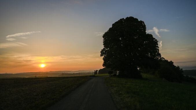 Die Kapelle von Baltersweil bei Sonnenaufgang (Foto: Martin Dühning)