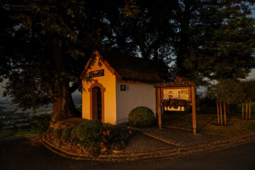 Nahaufnahme der Kapelle Baltersweil im Morgenrot (Foto: Martin Dühning)