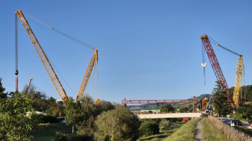 Am 22. August versammelten sich schon viele Schaulustige, die den Einbau der neuen Eisenbahnbrücke erwarteten. (Foto: Martin Dühning)