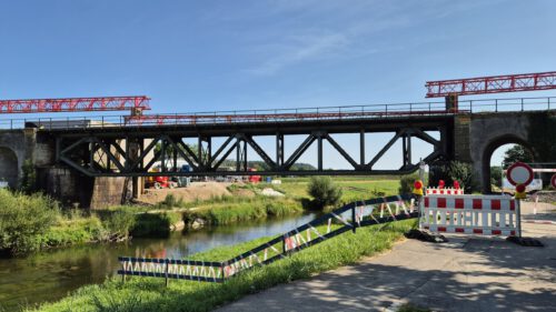 Am 25. Juli 2024 konnte man die alte, historische Eisenbahnbrücke noch bewundern. Doch die Abrissgerüste waren bereits aufgebaut. (Foto: Martin Dühning)