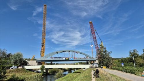 Die neue Eisenbahnbrücke überspannt seit dem 23. August die Wutach bei Oberlauchringen (Foto: Martin Dühning).