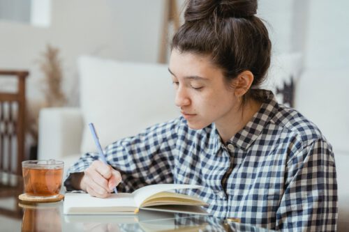 Tagebuch schreiben (Foto: Miriam Alonso via Pexels)