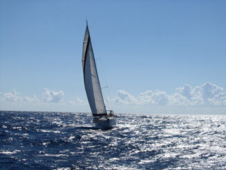 Ein Segelboot auf der Straße von Korfu (Foto: Hansjörg Dühning)