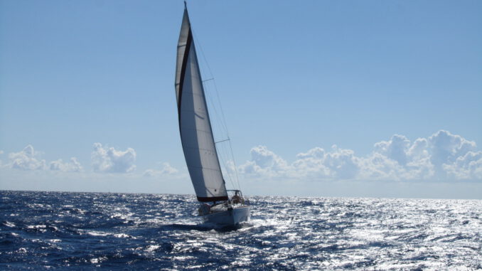 Ein Segelboot auf der Straße von Korfu (Foto: Hansjörg Dühning)