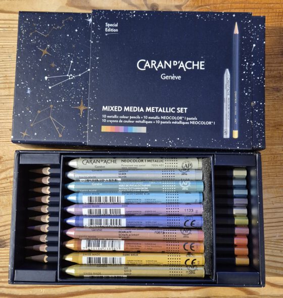 Caran d'Ache bietet für die Weihnachtszeit eine "Special Edition" mit Metallic-Aquarellstiften und Wachsmalstiften an.