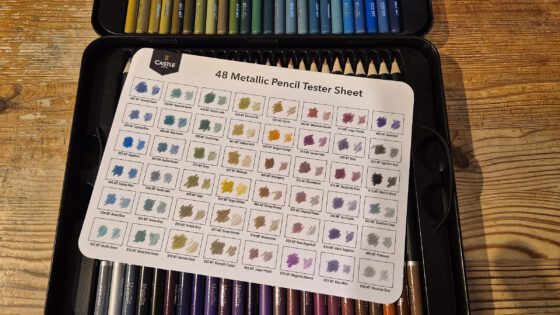 Das Metallic-Set der Softtouch Wachsmalbuntstifte von Castle Arts ist sehr umfangreich. Auf weißem Papier schillern die Farben aber kaum.