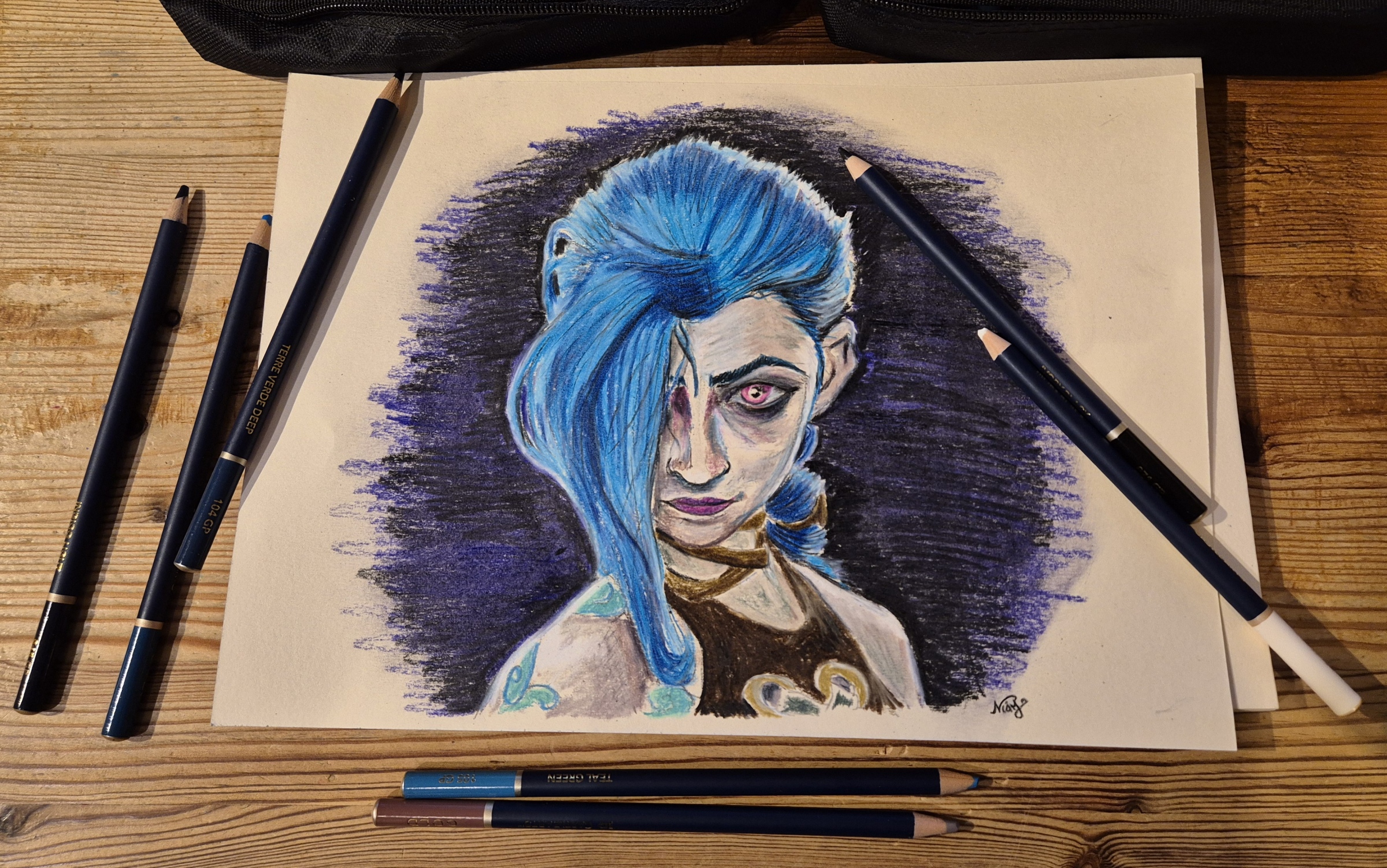 Jinx aus Arcane, gezeichnet mit Castle Arts Buntstiften (Grafik: Martin Dühning)