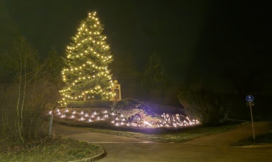 Das Kriegerdenkmal in Oberlauchringen, weihnachtlich beleuchtet. Noch gemahnt es der Opfer des letzten großen Krieges - auch wenn dieser für die meisten Menschen längst vergessen ist (Foto: Martin Dühning).