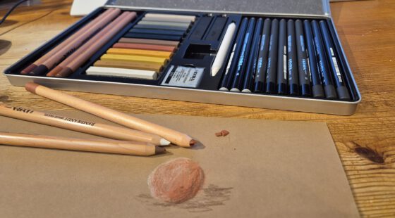 Skizzierstifte auf Kreide oder Ölkreidebasis nach Art der Rötelstifte sind noch heute unverzichtbarer Teil vieler Sketching-Sets (Foto: Martin Dühning)