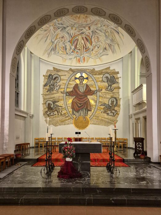 Der Altarraum von Herz-Jesu, Unterlauchringen mit dem großen Christus Pantokrator Mosaik (Foto: Martin Dühning)