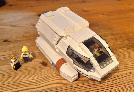 Bluebrixx Typ 6 Shuttle mit Lego-Minifiguren: In meinem ganz persönlichen Spielzeuguniversum sind Klemmbausteine verschiedener Hersteller ganz friedlich vereint (Foto: Martin Dühning).