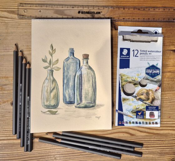 Stillleben mit bunten Flaschen, gezeichnet und vermalt mit Staedtler Tinted Watercolour Pencils (Foto und Grafik: Martin Dühning)